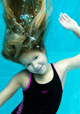Kind beim Baby- und Kinderschwimmen unter Wasser